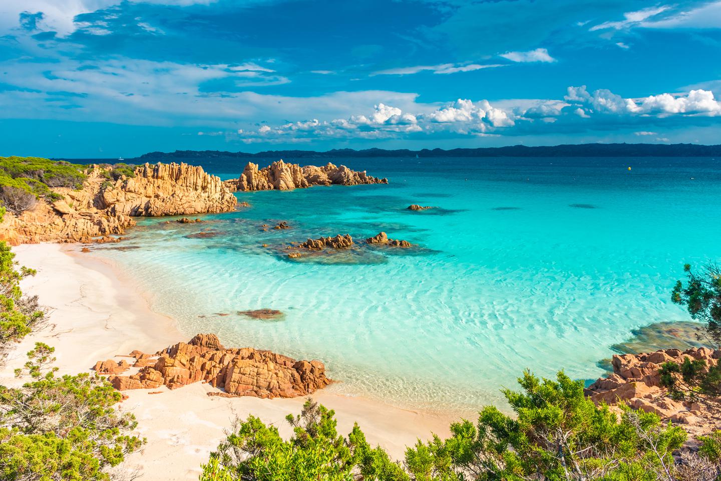 Een strand met helderblauw water op Sardinië